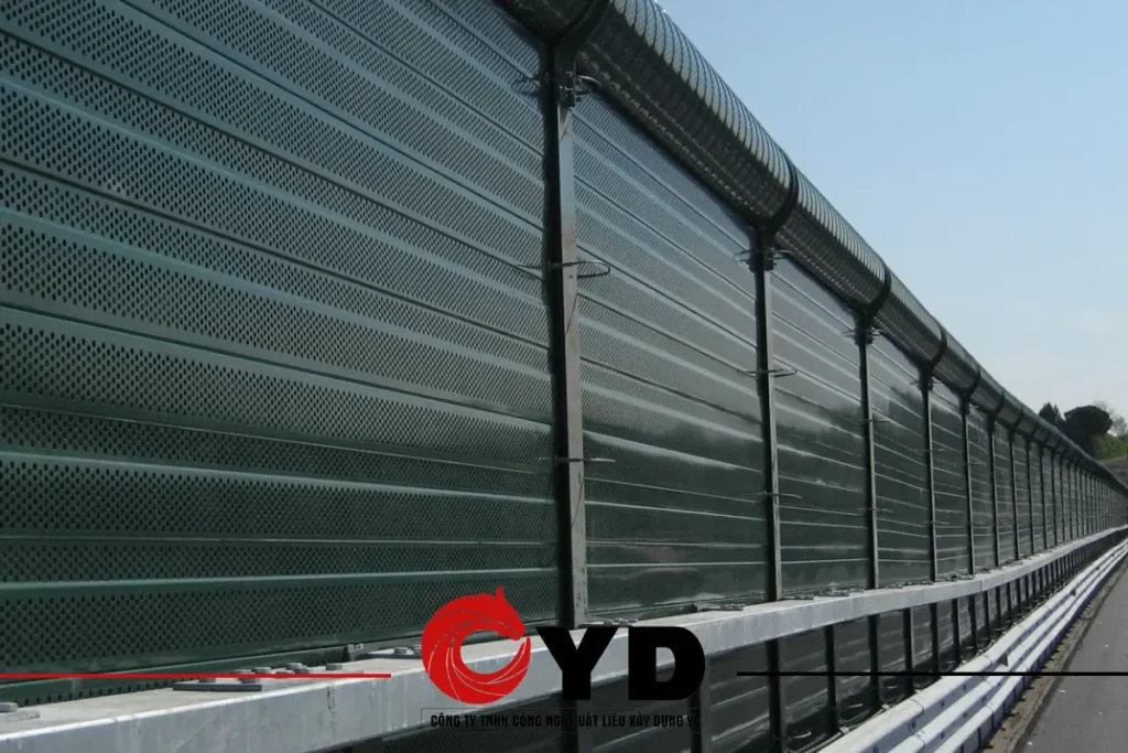 Tấm tường cách âm tiêu âm và rào chắn tiếng ồn công nghiệp.