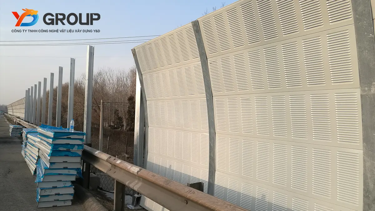 Cấu tạo hệ tường chống ồn gồm panel, cột thép và phụ kiện liên kết
