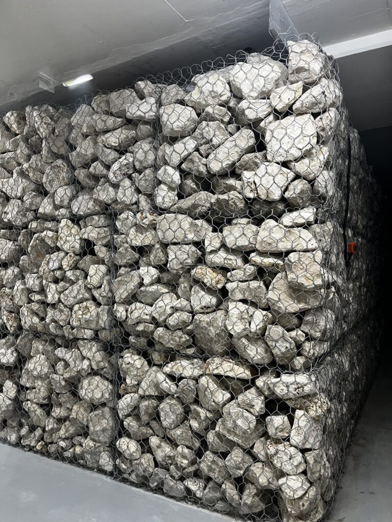 Chi tiết mắt lưới và đá chèn trong rọ đá mạ kẽm