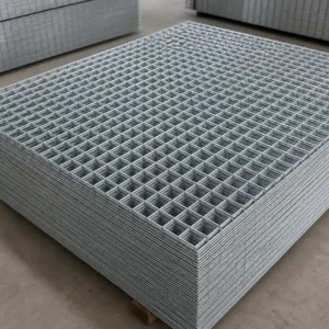 Các tấm lưới thép hàn mạ kẽm xếp chồng trong kho
