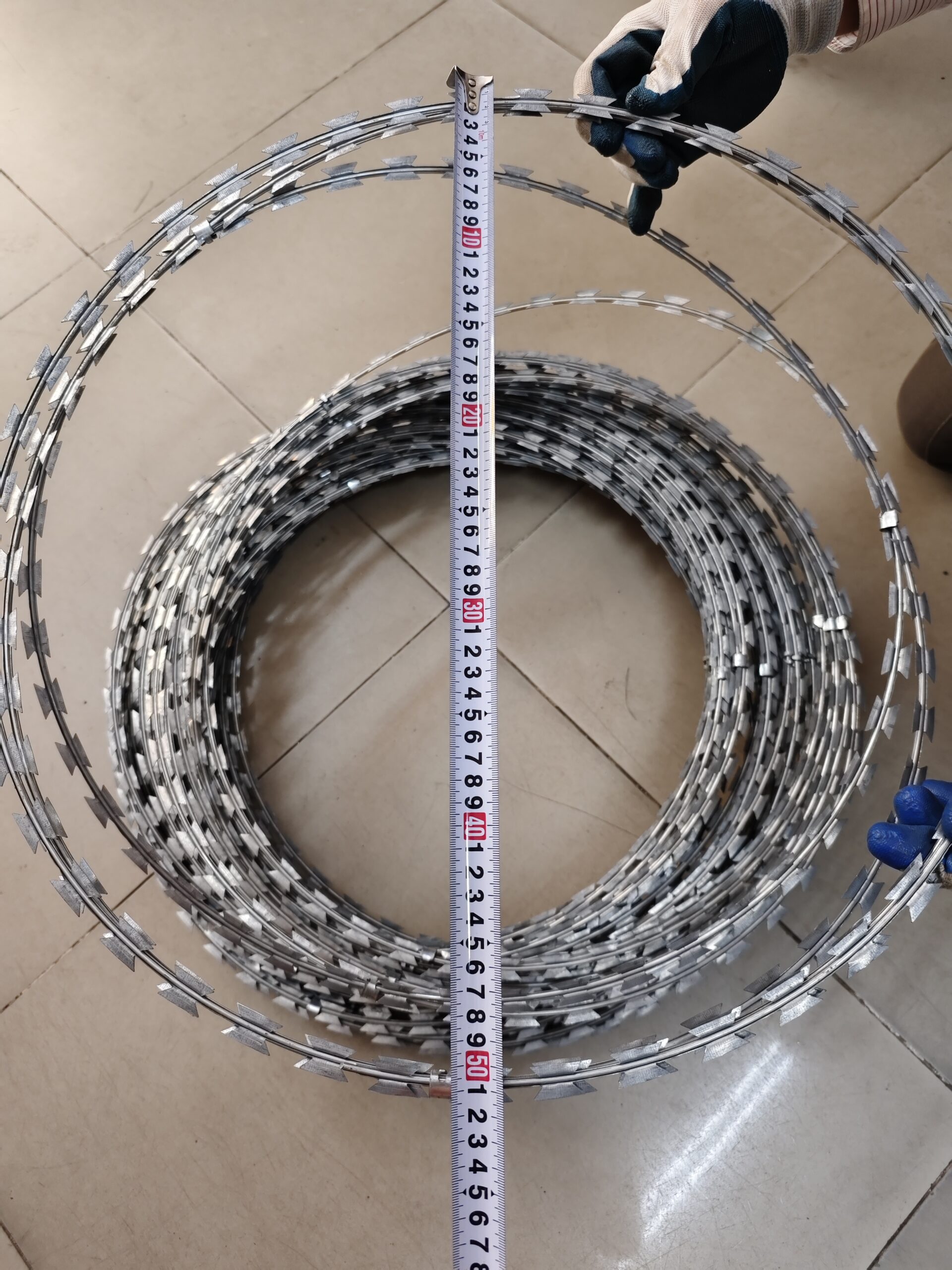 Đo đường kính vòng dây thép gai lưỡi dao D50