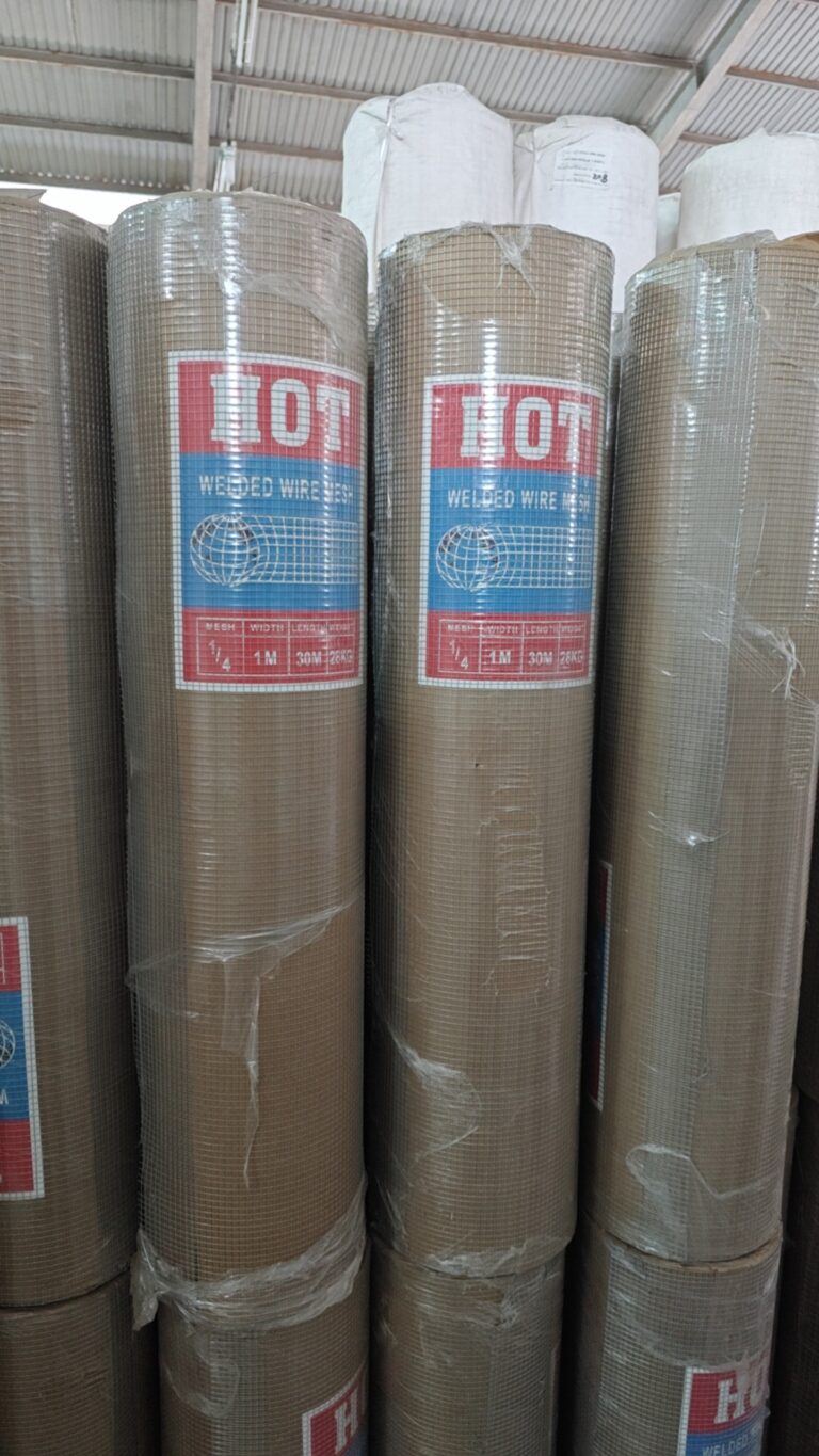 Các cuộn lưới thép hàn mạ kẽm được xếp trong kho