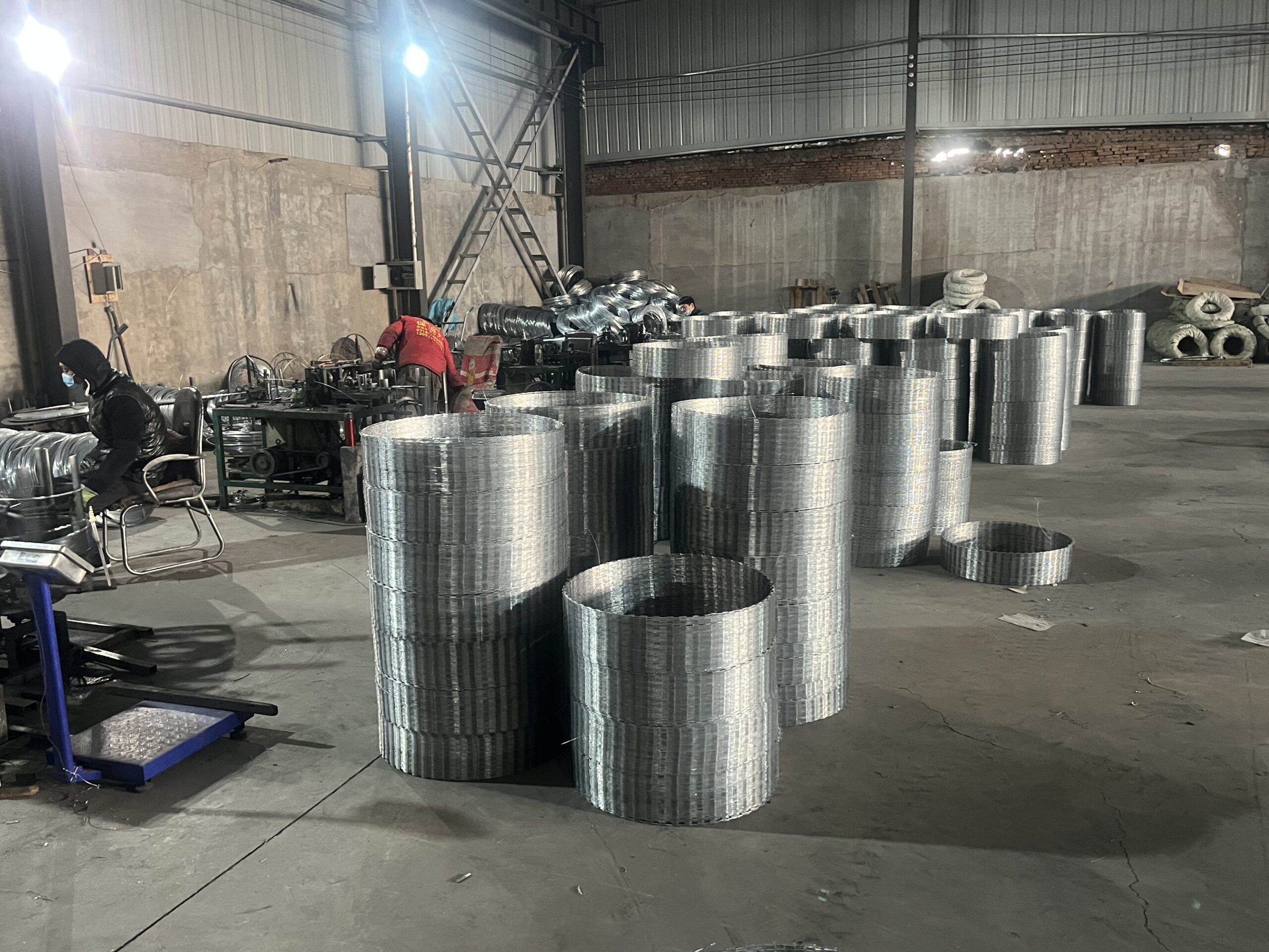 Các cuộn dây thép gai lưỡi dao tại khu vực sản xuất