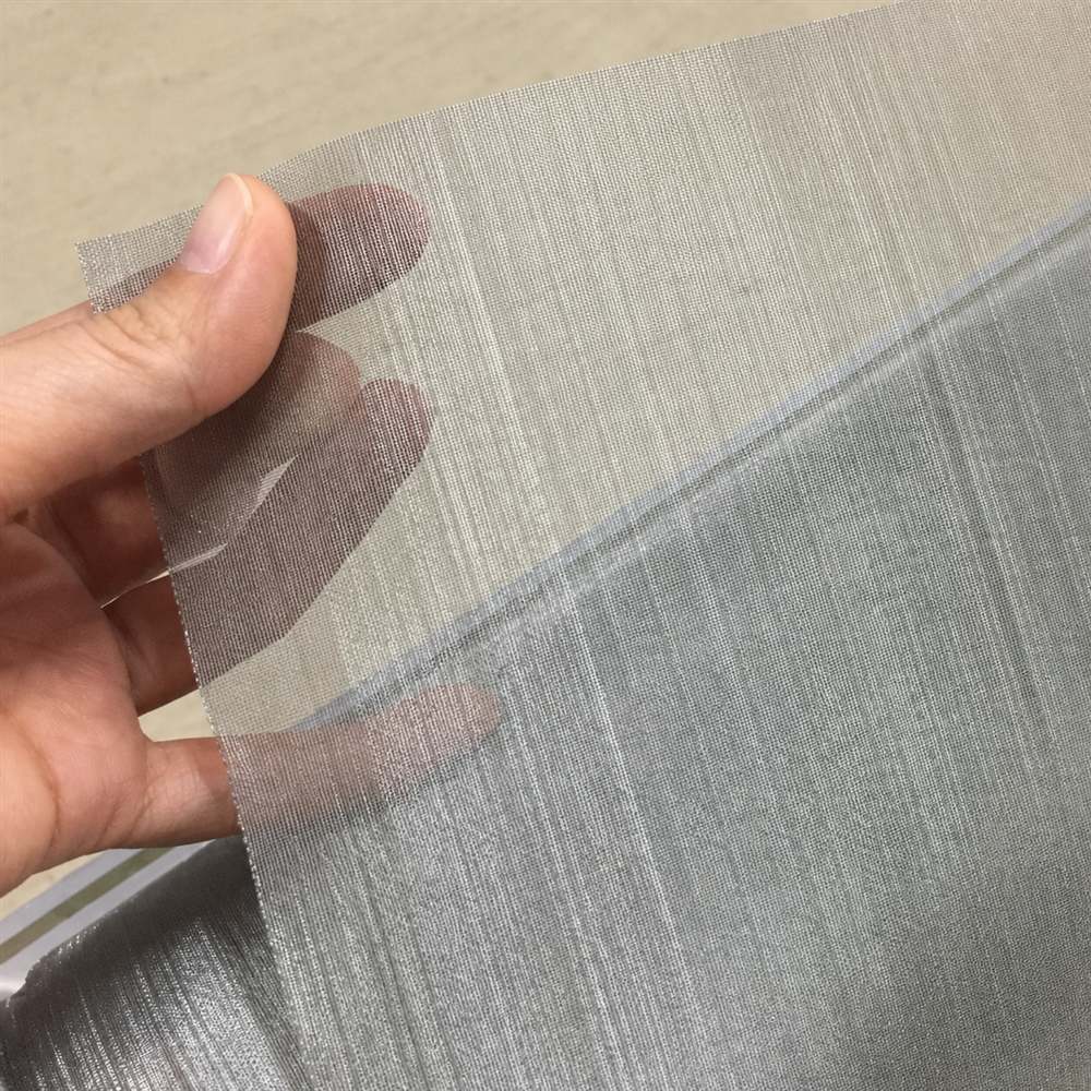 Cận cảnh tấm lưới inox 100 mesh mắt siêu nhỏ trên tay