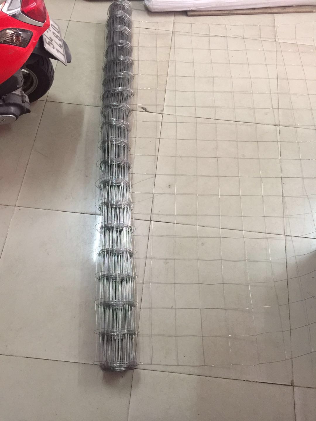 Cuộn lưới thép hàn mạ kẽm sợi 1.2 mm được trải trên nền