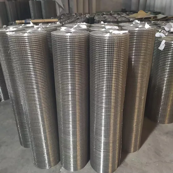 Các cuộn lưới thép hàn mạ kẽm mắt nhỏ và trung bình trong kho
