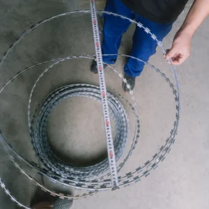 Đo đường kính cuộn dây thép gai lưỡi dao mạ kẽm