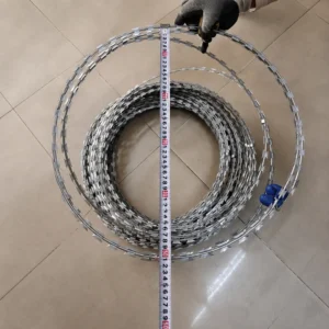 Kiểm tra kích thước cuộn dây thép gai lưỡi dao mạ kẽm